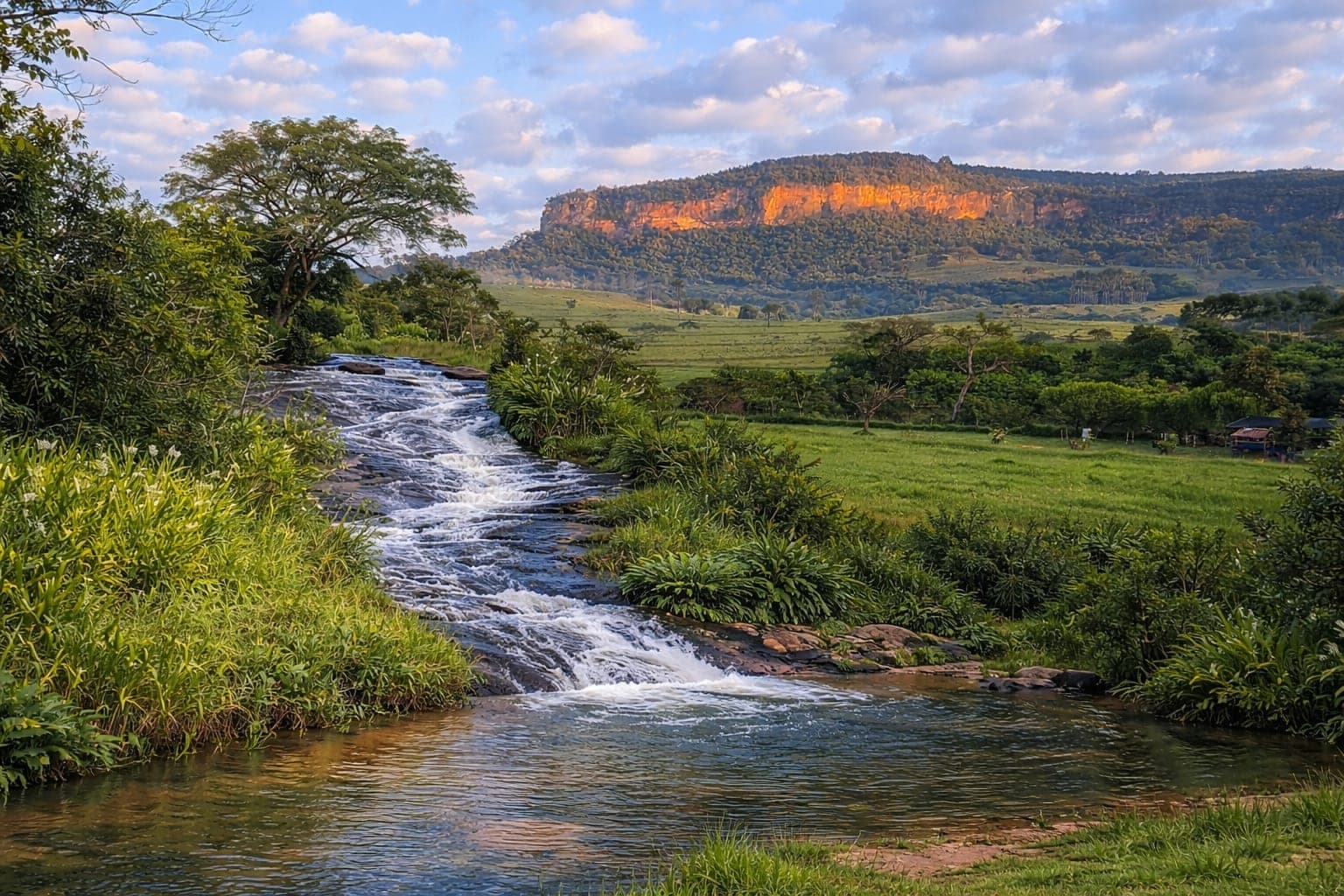 Cachoeira do Escorrega com o Cuscuzeiro ao fundo no pôr do sol