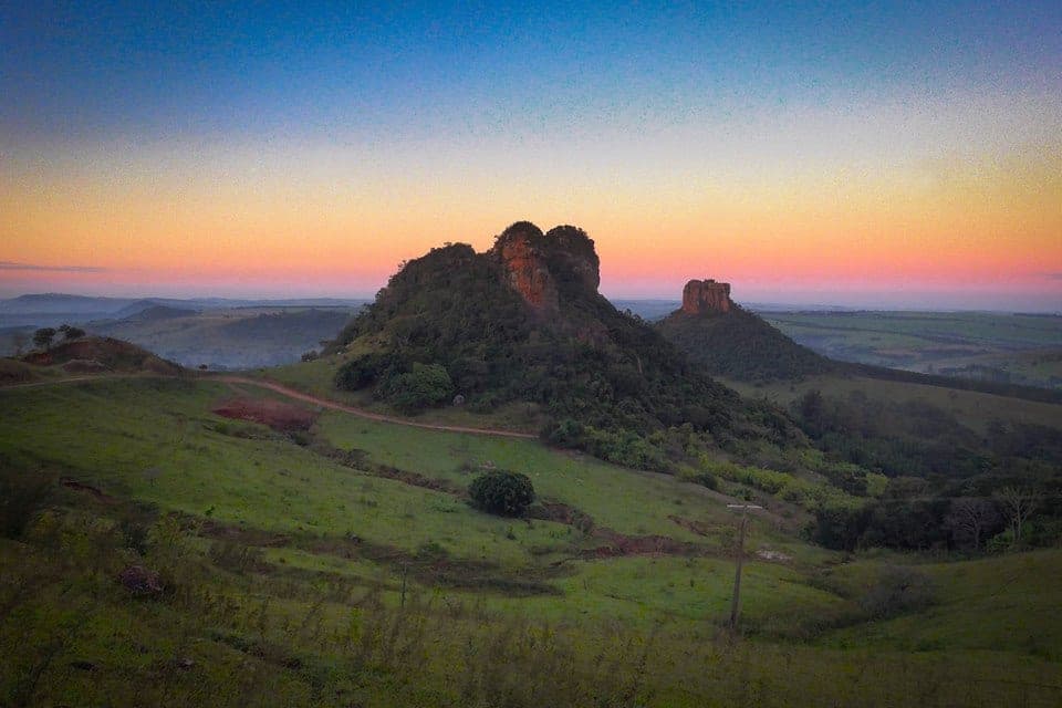 Cuscuzeiro e Camelo, formações rochosas de Analândia, ao pôr do sol